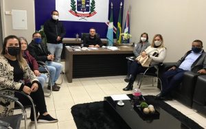 Vereadores e organizadores da Live Solidária, definiram parceria durante reunião no gabinete do presidente da Câmara Municipal, Rafael Modesto.