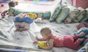 Pobreza afeta desenvolvimento de bebês desde 6 meses, mostra pesquisa