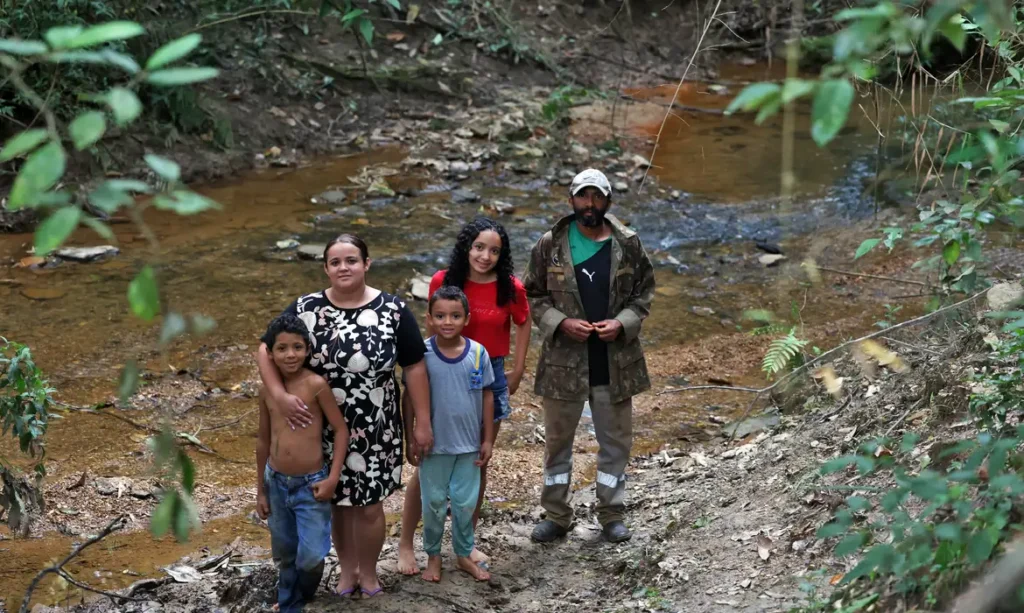 Crianças de comunidade quilombola andam na escuridão para ir à escola