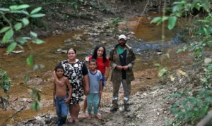Crianças de comunidade quilombola andam na escuridão para ir à escola