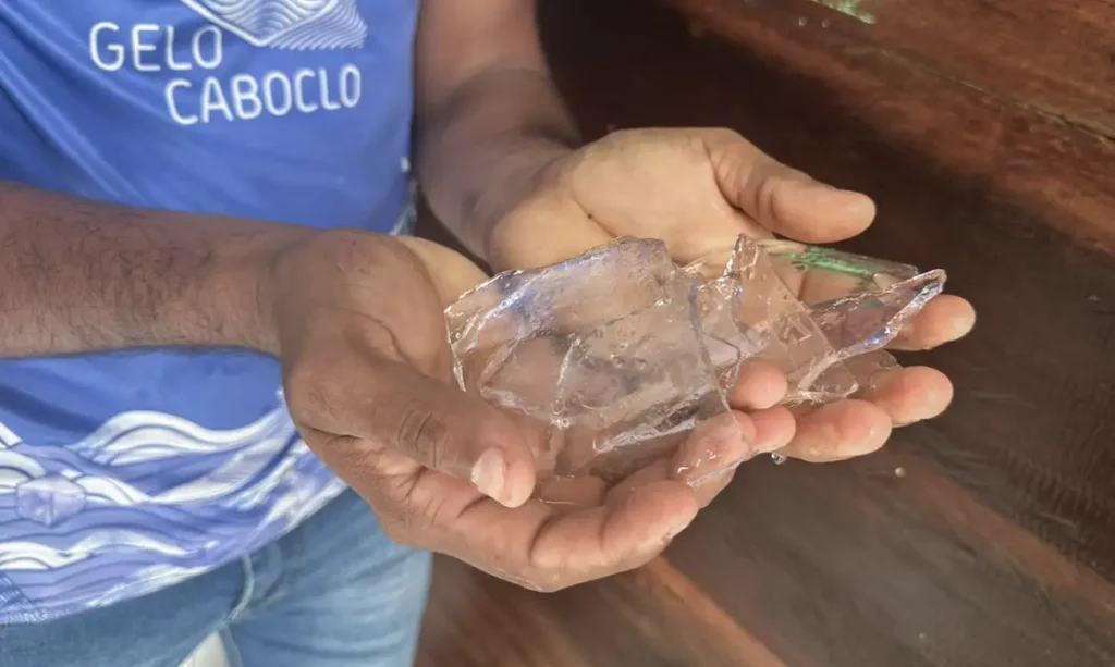 Energia solar viabiliza fábrica de gelo em comunidade ribeirinha