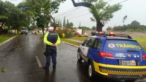Equipes da Prefeitura socorrem moradores após temporal em Ponta Porã