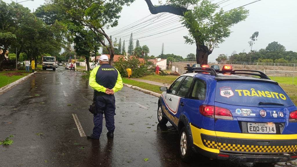 Equipes da Prefeitura socorrem moradores após temporal em Ponta Porã