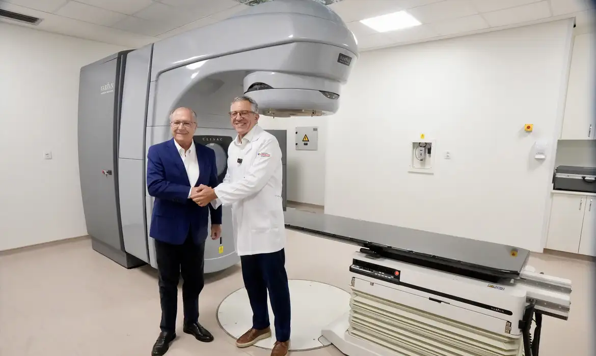 Governo entrega aceleradores lineares para radioterapia para 5 estados
