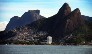 Operação policial deixa visitantes "ilhados" em cartão-postal do Rio