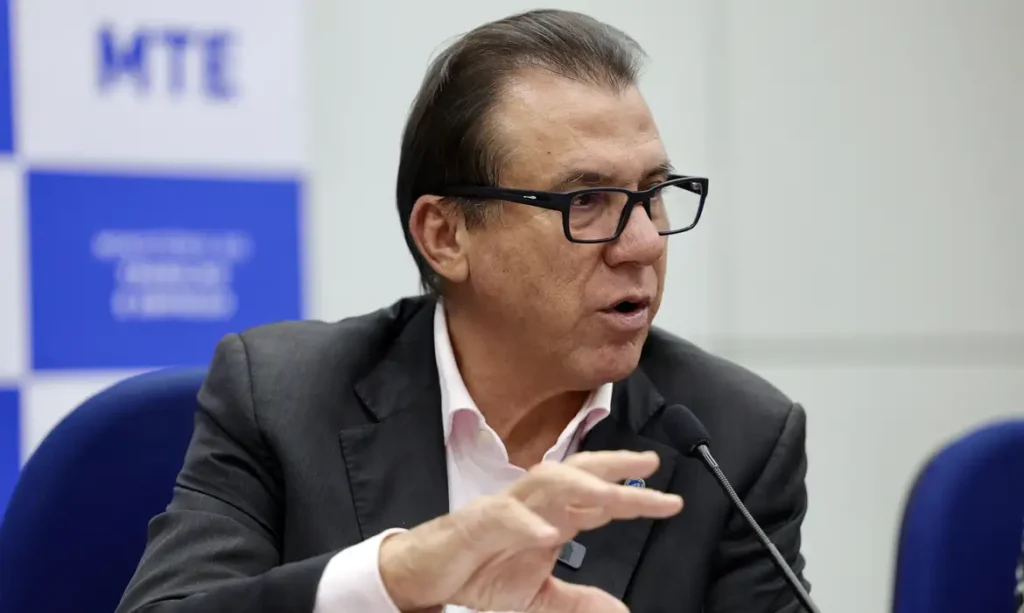 PECs da escala 6x1 não competem com o proposta do governo, diz Marinho