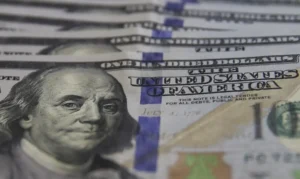 Dólar supera R$ 5,20, e bolsa cai com expectativa por juros nos EUA
